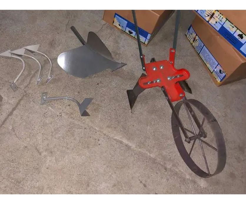 Ручное устройство для обработки земли, рыхления, бритва.