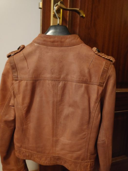 Blusão de pele cor caramelo.
