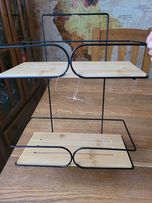 Sprzedam półke drewnianą z czarnym metalem. Z 2 wieszaczkami.