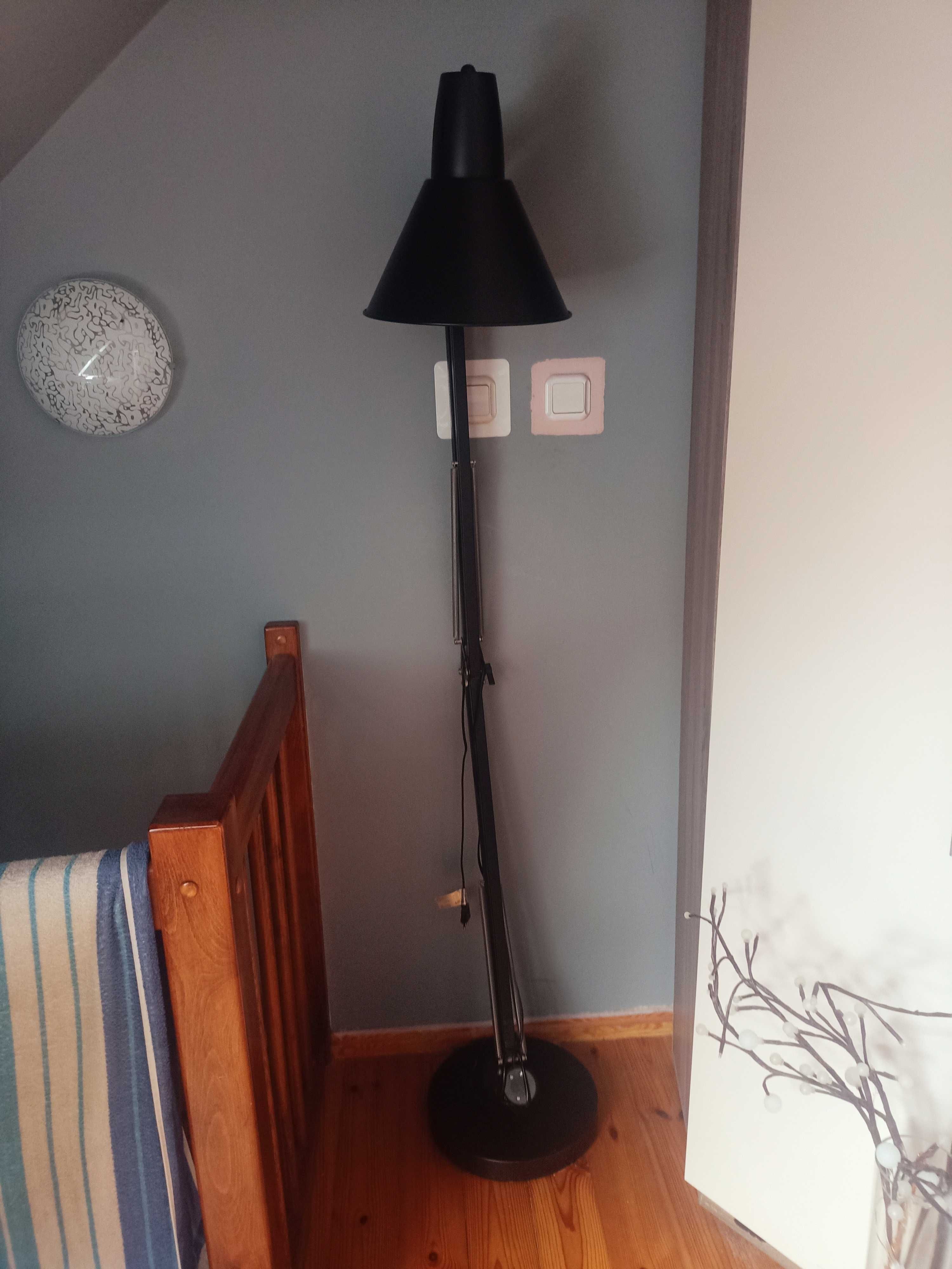 Lampa podłogowa metalowa