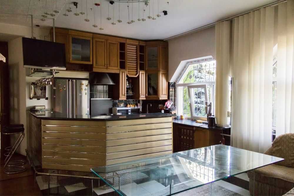 Продам частный дом 300 кВ.м,Новые дома, возле Меркурий(код 4656)