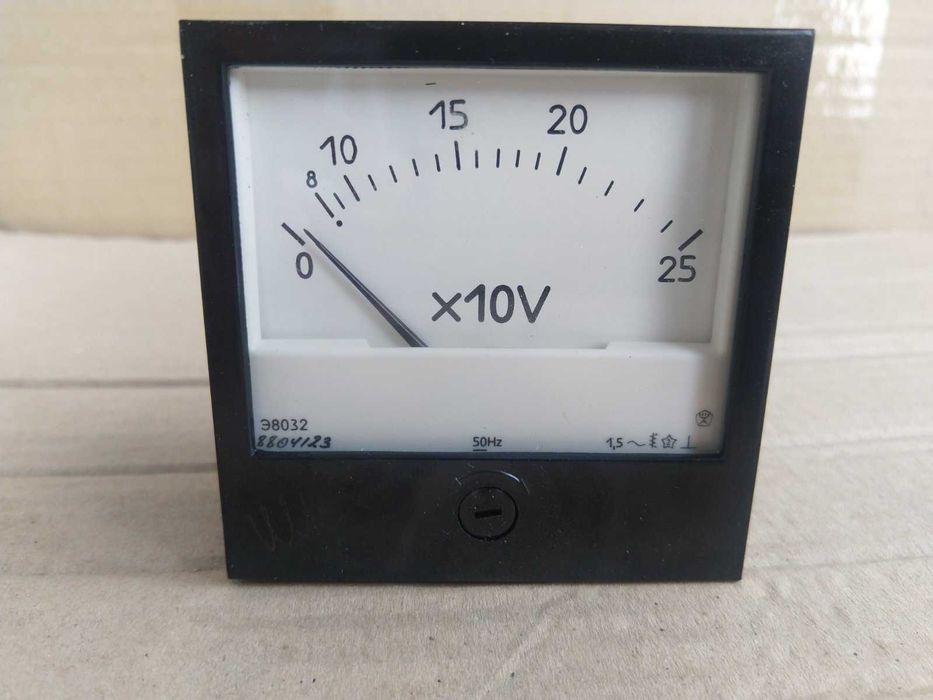 Вольтметр щитовой Э8032