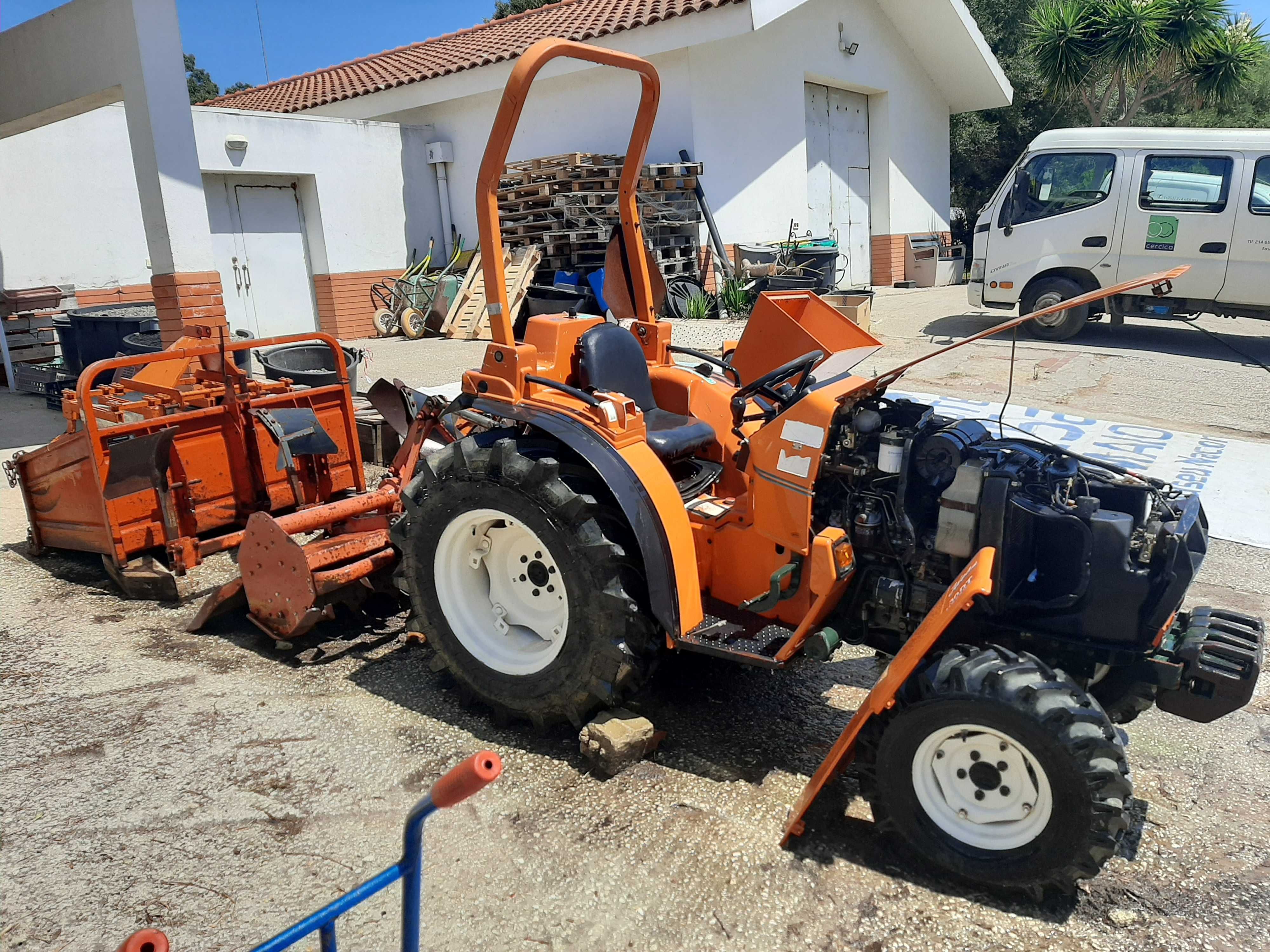 Trator agrícola com alfaias