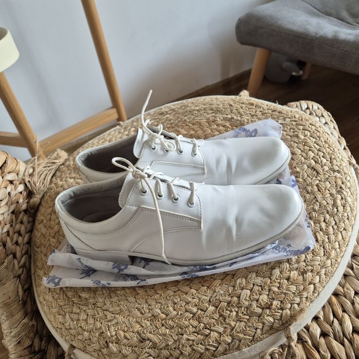 Buty męskie r. 37 komunijne białe