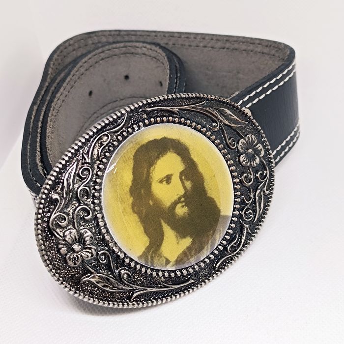 Cinto em Pele de qualidade Vintage Fivela Jesus Cristo Resina em Metal