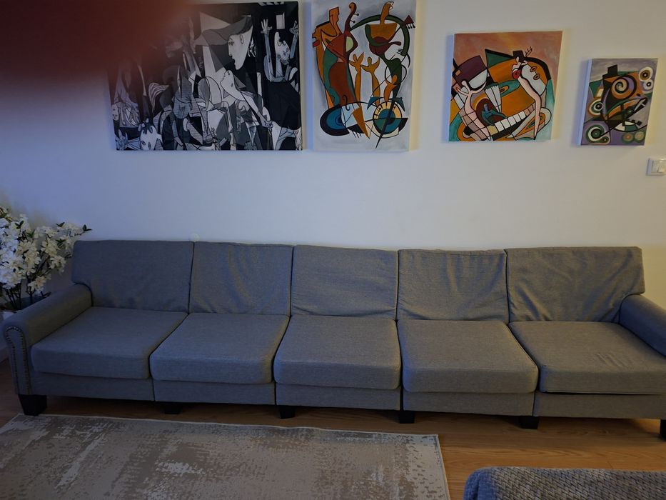 Sofá usado de cor cinza