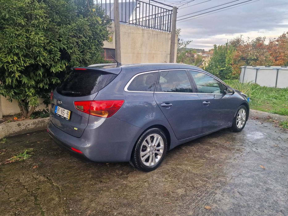 Carrinha Familiar Espaçosa | Conforto, Segurança e Grande Mala