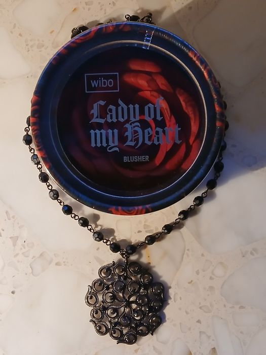 Wibo róż do policzków i naszyjnik
Róż do policzków w wyjątkowej, 3D fo