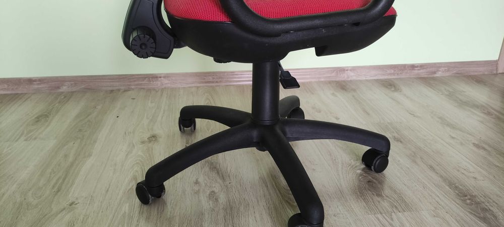 Офисное кресло с регулировкой и на роликах