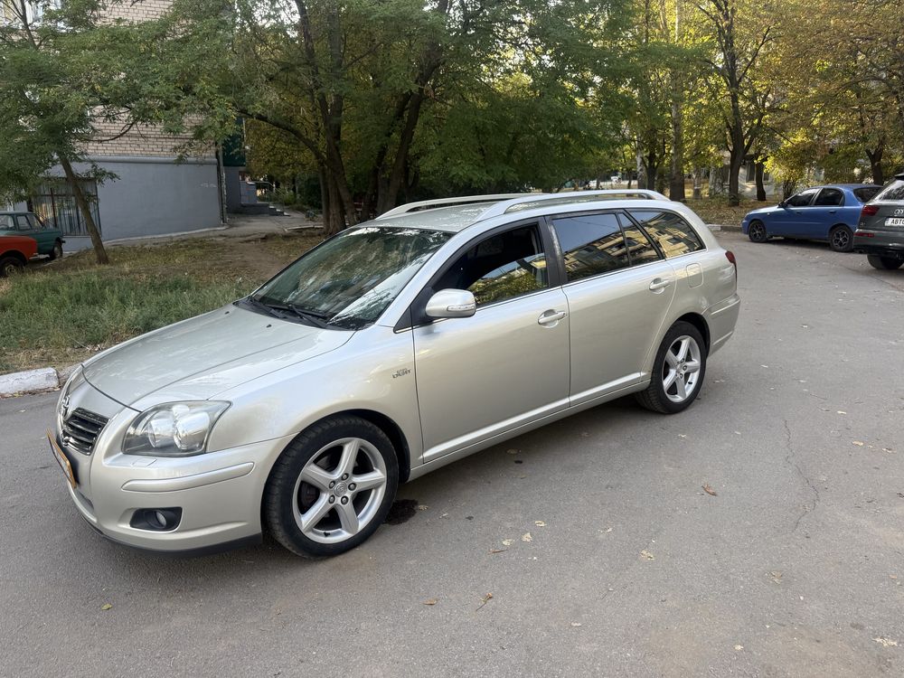 Тайота Авенсис дизель 2,2 в хорошем состояние