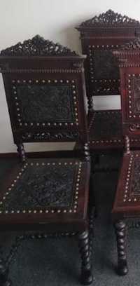 Cadeiras de pau preto entalhado com motivos indo-portugueses.