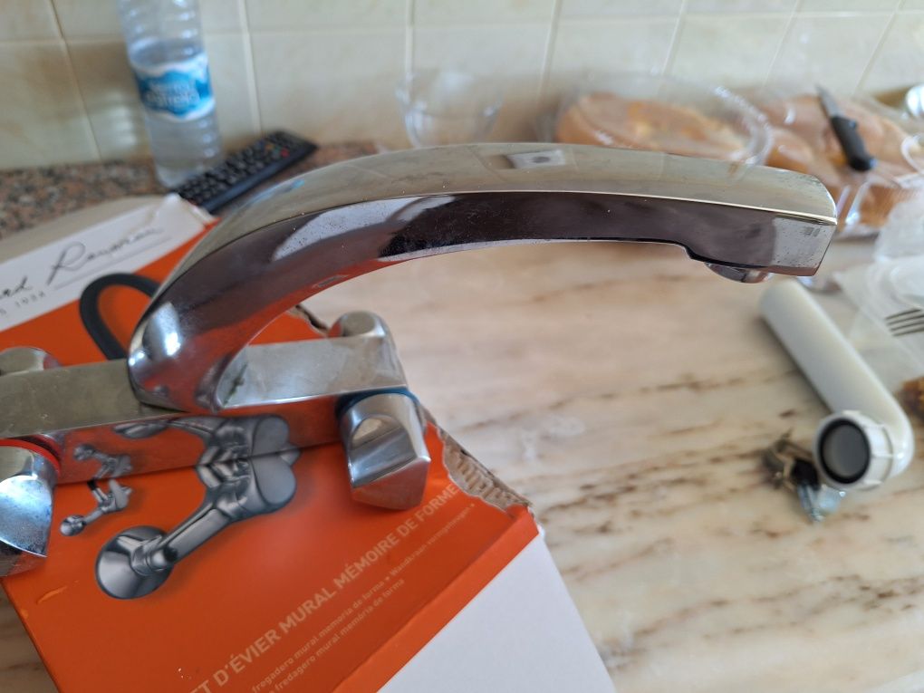Torneira de cozinha de parede