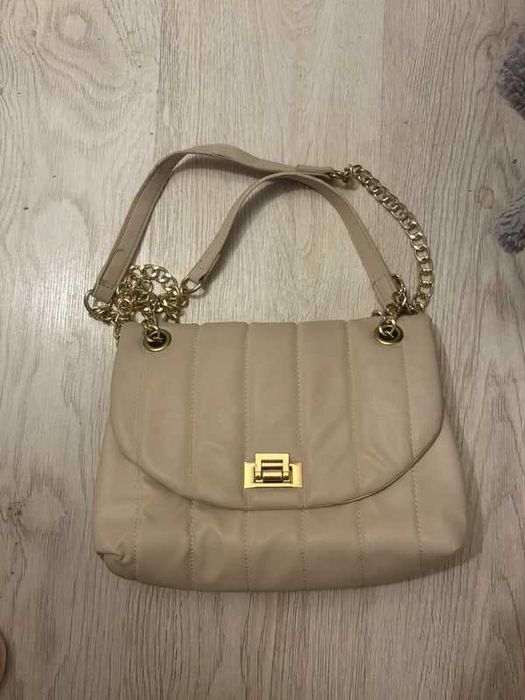 Torebka beżowa ze złotym łańcuszkiem Sinsay