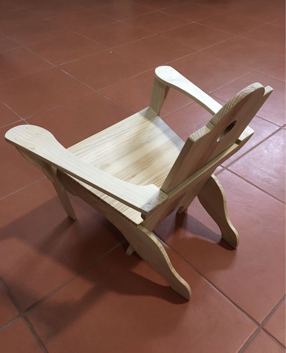 Cadeira pequena para criança com cerca de 30 cms de altura total