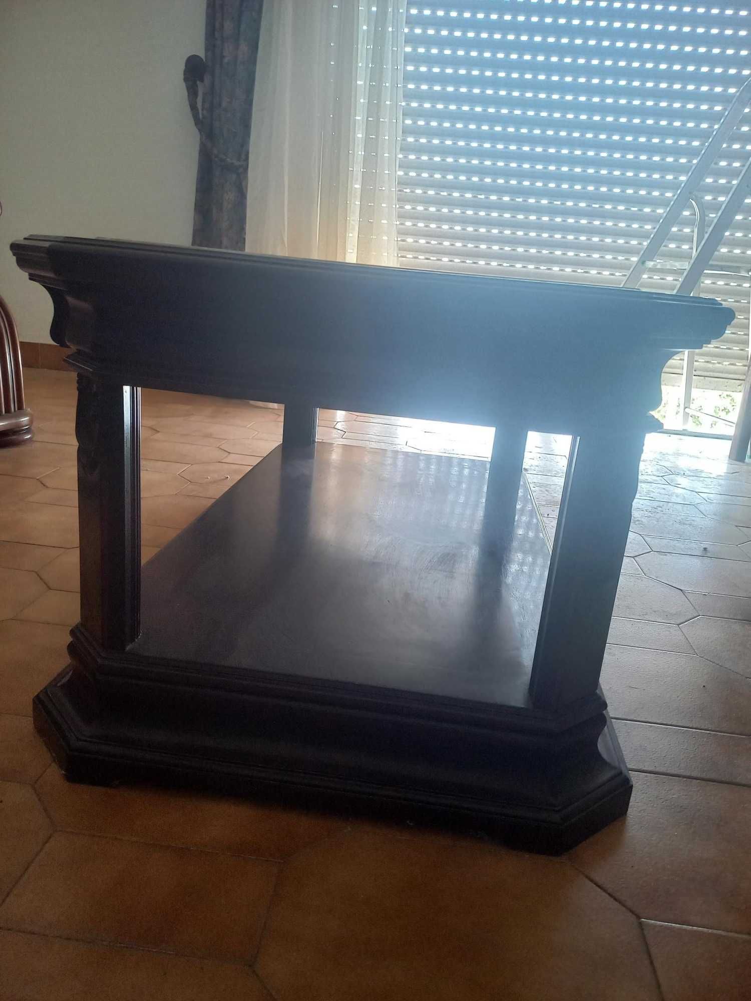 Mesa de Centro Clássica com Tampo em Mármore