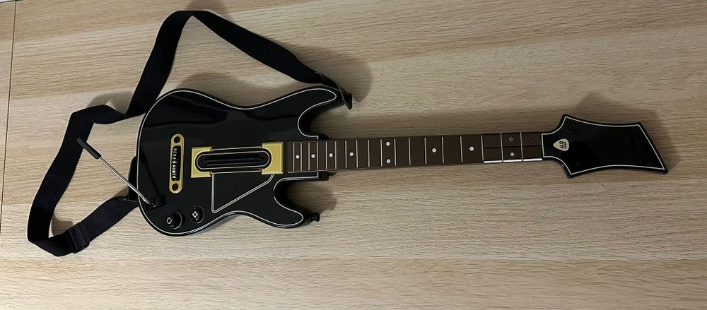 Guitar Hero Live PlayStation 4 (PS4) (Guitarra + Jogo + Dongle)