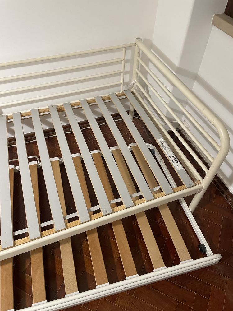 Estrutura de cama dupla com ripas para as duas camas