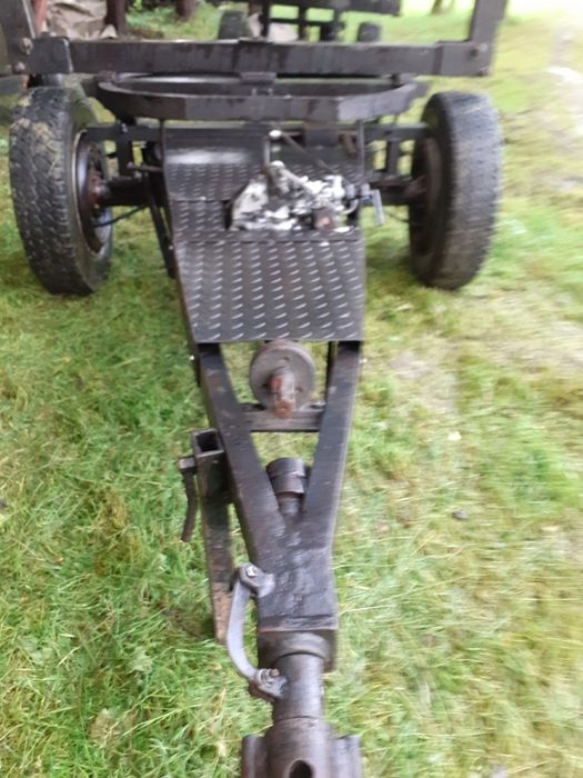 Wóz leśny do ciągnika z napędem,hamulcem najazdowym hydraulicznym.