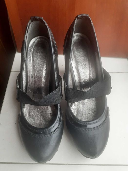 Туфли черные из кожзама 37 - 37,5 р