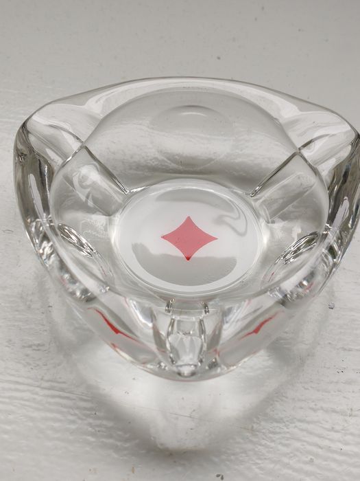 Szklane popielniczki.