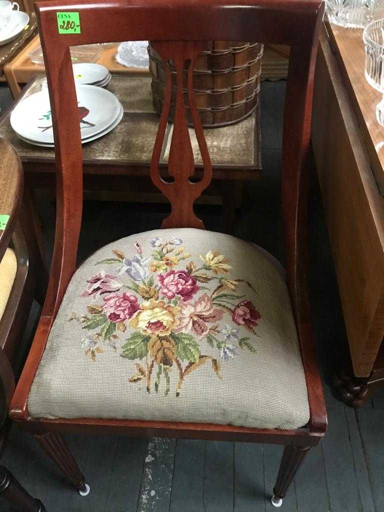 Stylowe krzesło mahoniowe