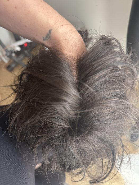 Peruka ciemny brąz krótka falowana ruchomy przedziałek lace front