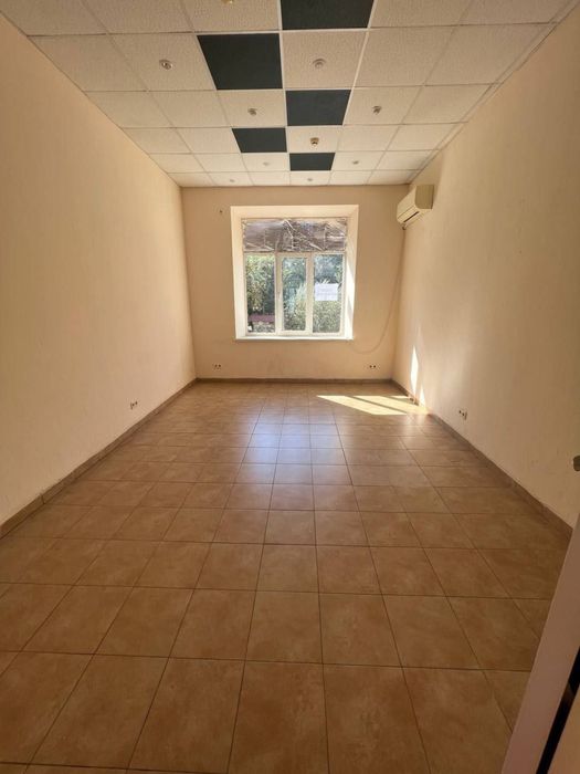 Комерційне  приміщення на жд вокзалі 215 м.кв. 100 та 115 м ка