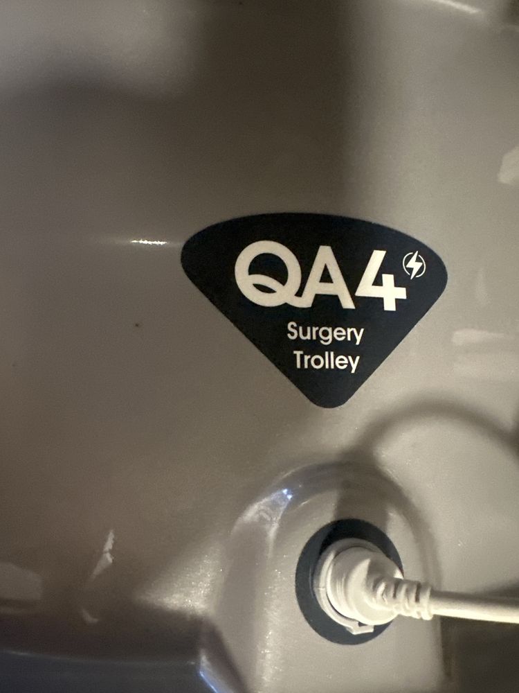 Stol operacyjny elektryczny AneticAid QA4 Surgery Trolley