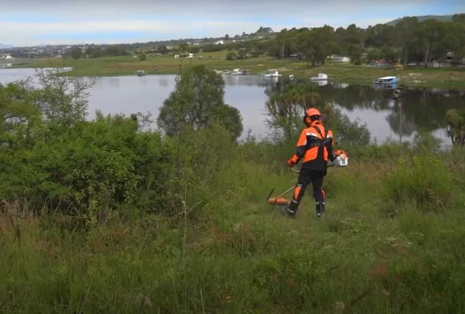 Mocna kosa spalinowa STIHL FS 235 2,1 KM do dużych terenów wynajem