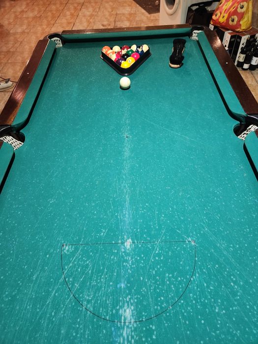 Bilhar snooker com tacos e bolas