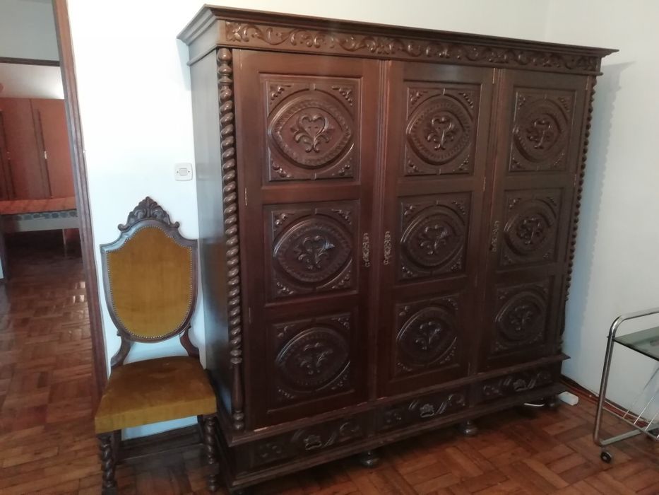 Mobilia de quarto (camas, mesinhas de cabeceiras, guarda fato, cómoda)