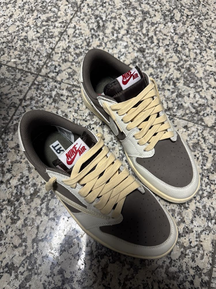 Nike travis 42.5