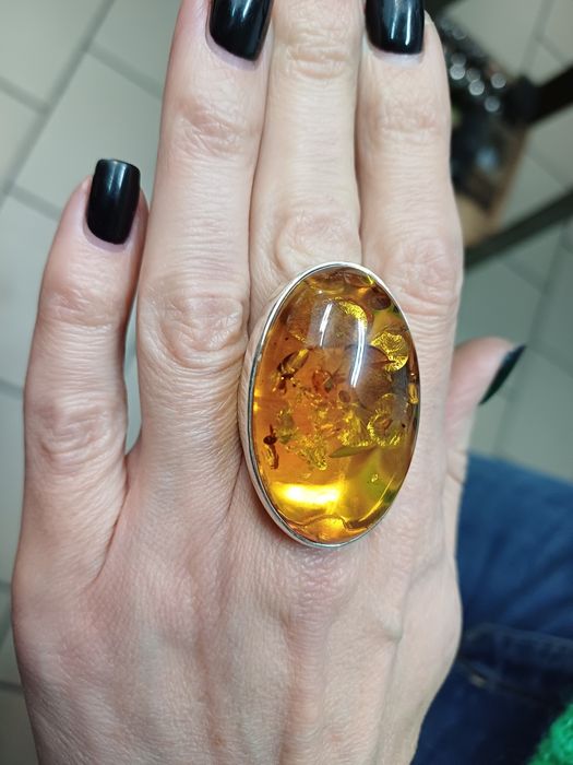 Pierścionek srebrny  z bursztynem