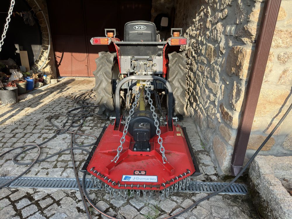 Gigante Trator, pequeno Yanmar F195 com alfaias
