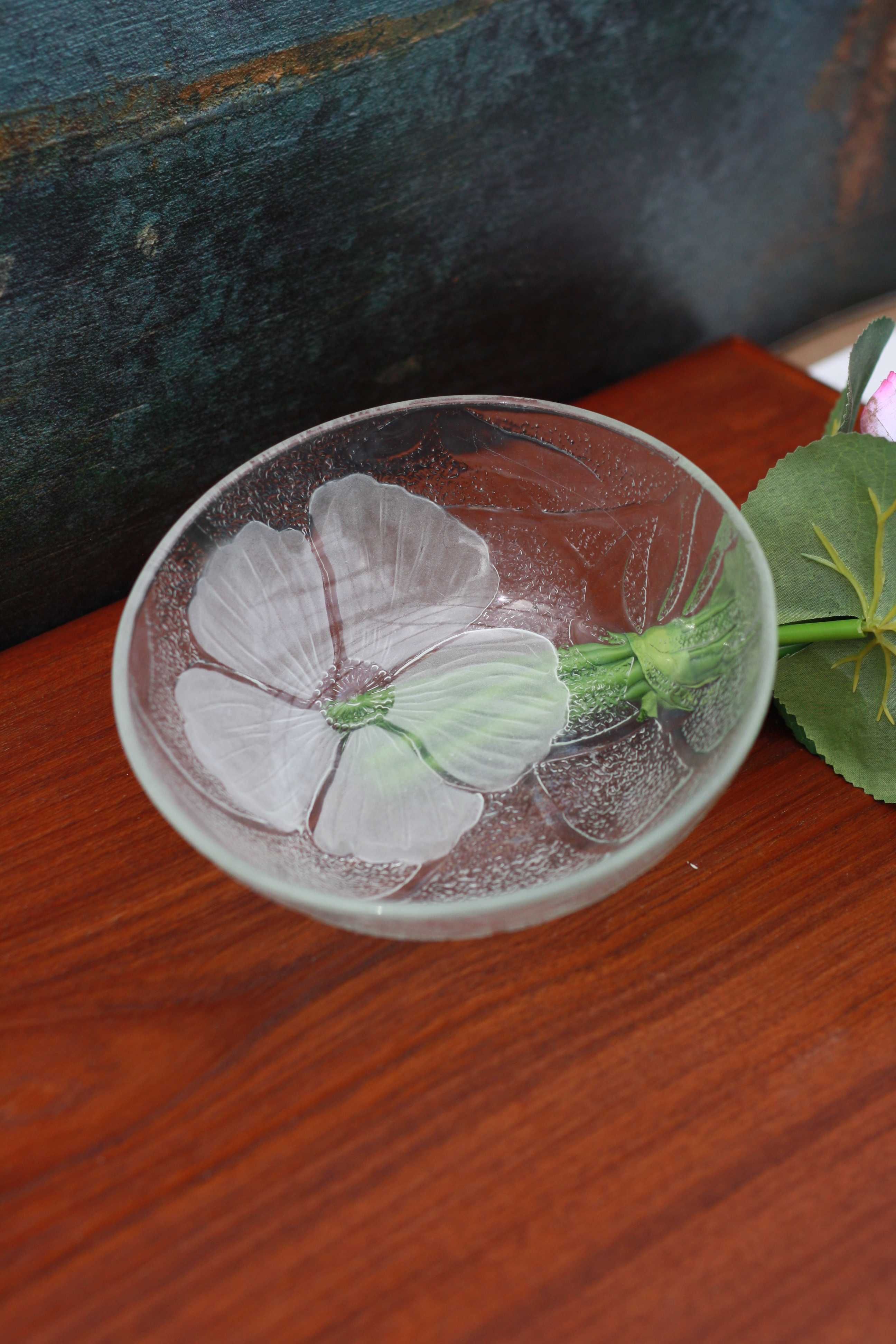 Mała szklana miska kwiatek