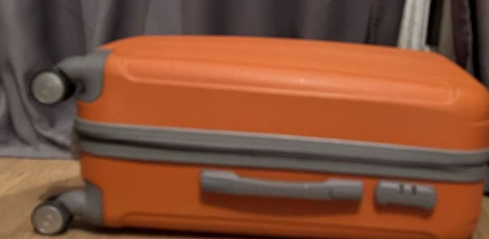 Чемодан дорожный