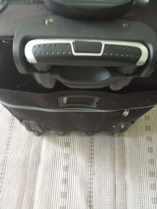 Дорожный чемодан с выдвижной ручкой ,на колесиках