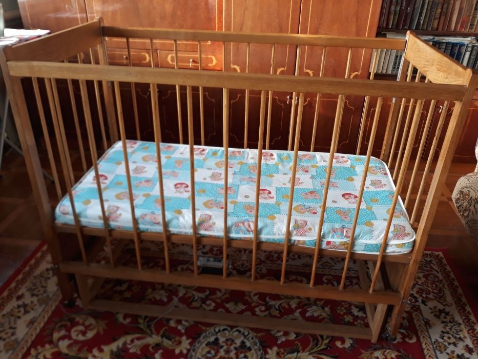 Кроватка детская с механическим и элекромаятником, кокосовый матрас