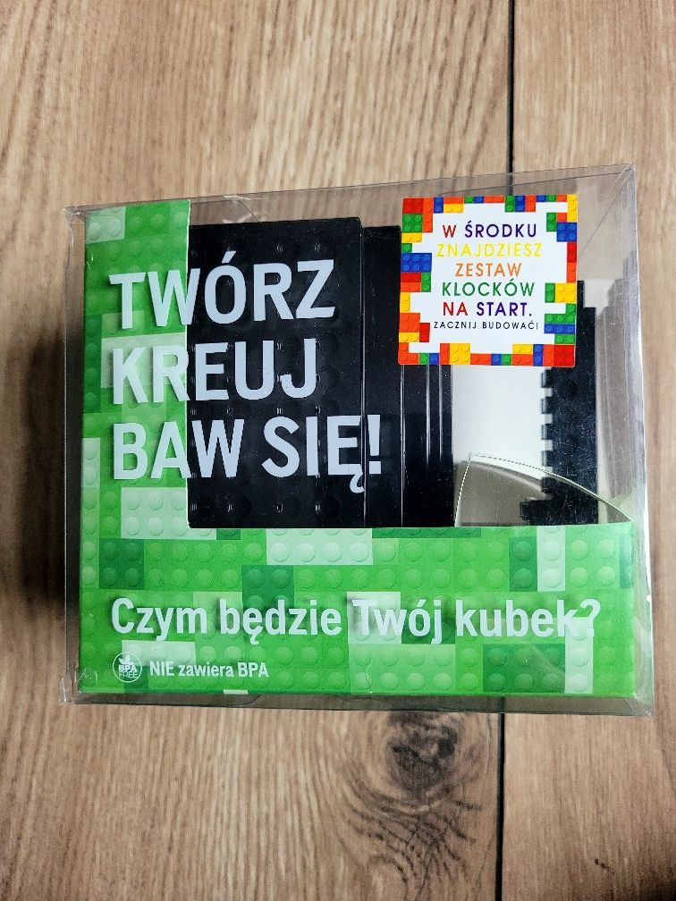 Czarny kubek z klockami kompatybilny z lego