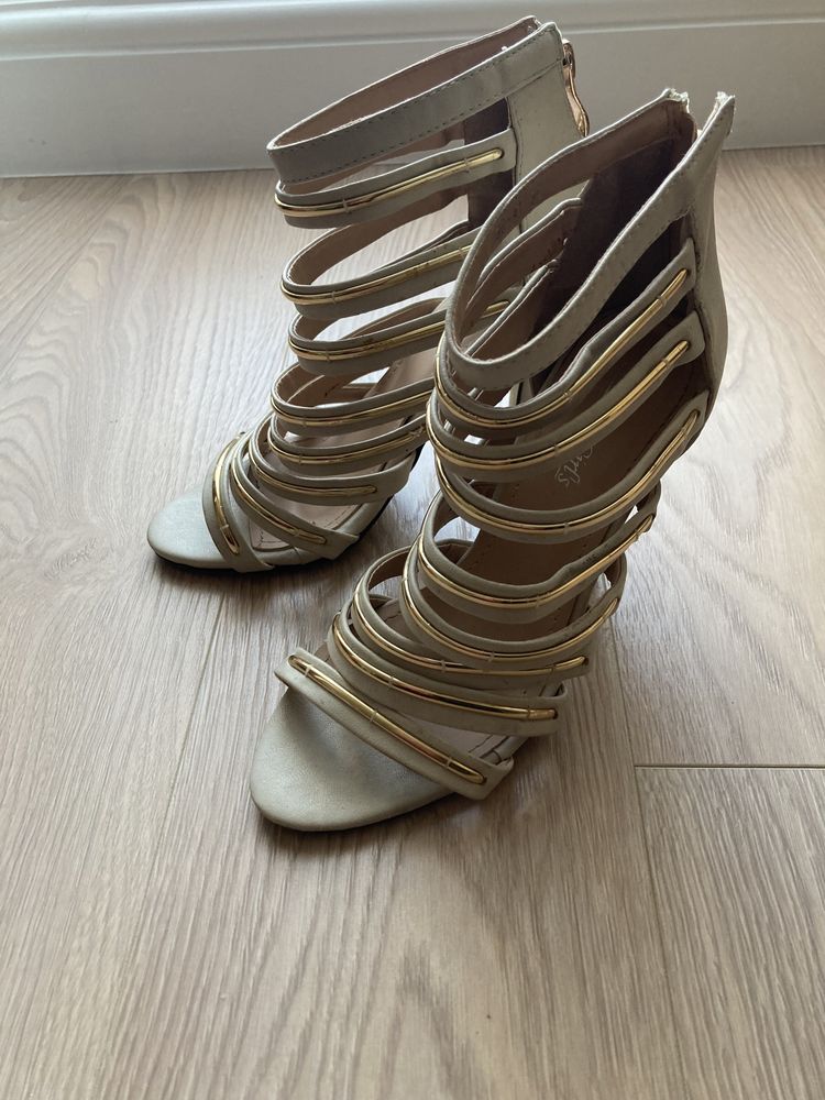 Sandaly na obcasie r36 jednak uwazam,ze jest to r37 (ok 23 cm wkladka)