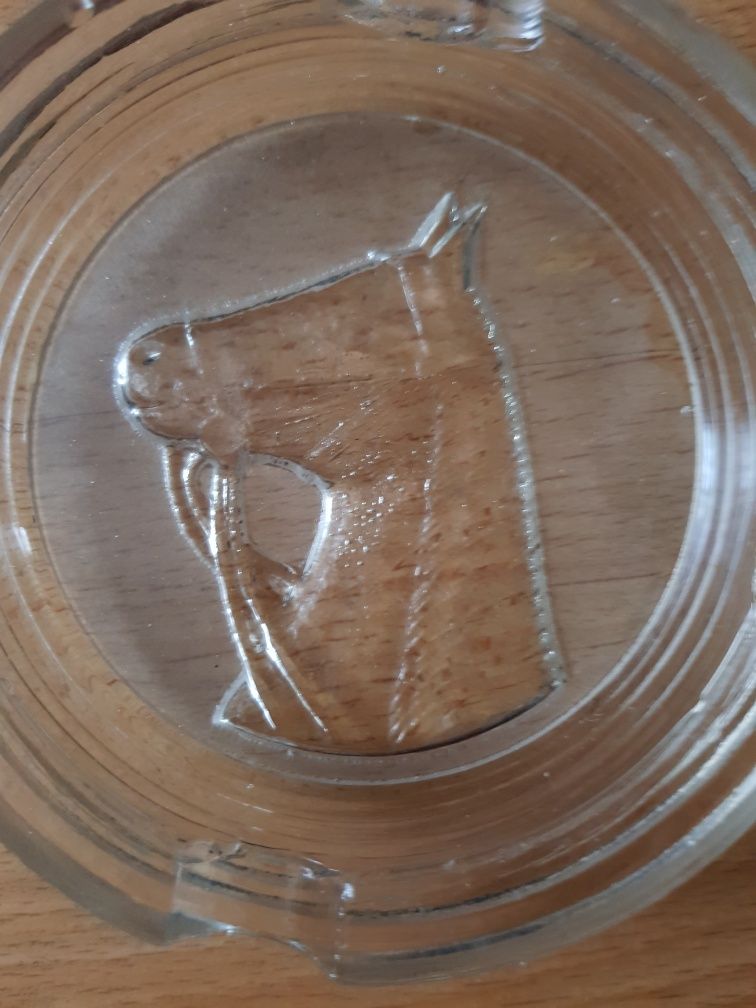 Popielniczka szklana z PRL z wizerunkiem konia 11cm