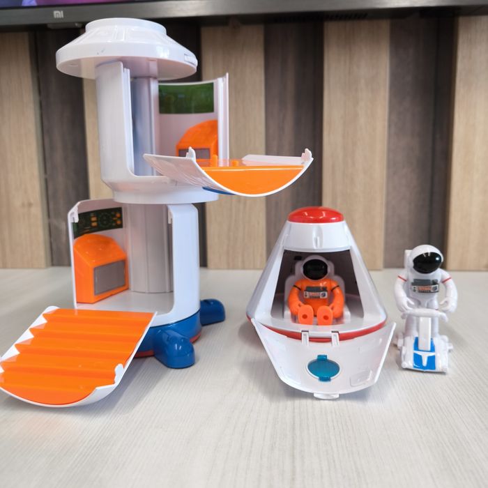 Ігровий набір ASTRO VENTURE SPACE STATION та Capsule 
500