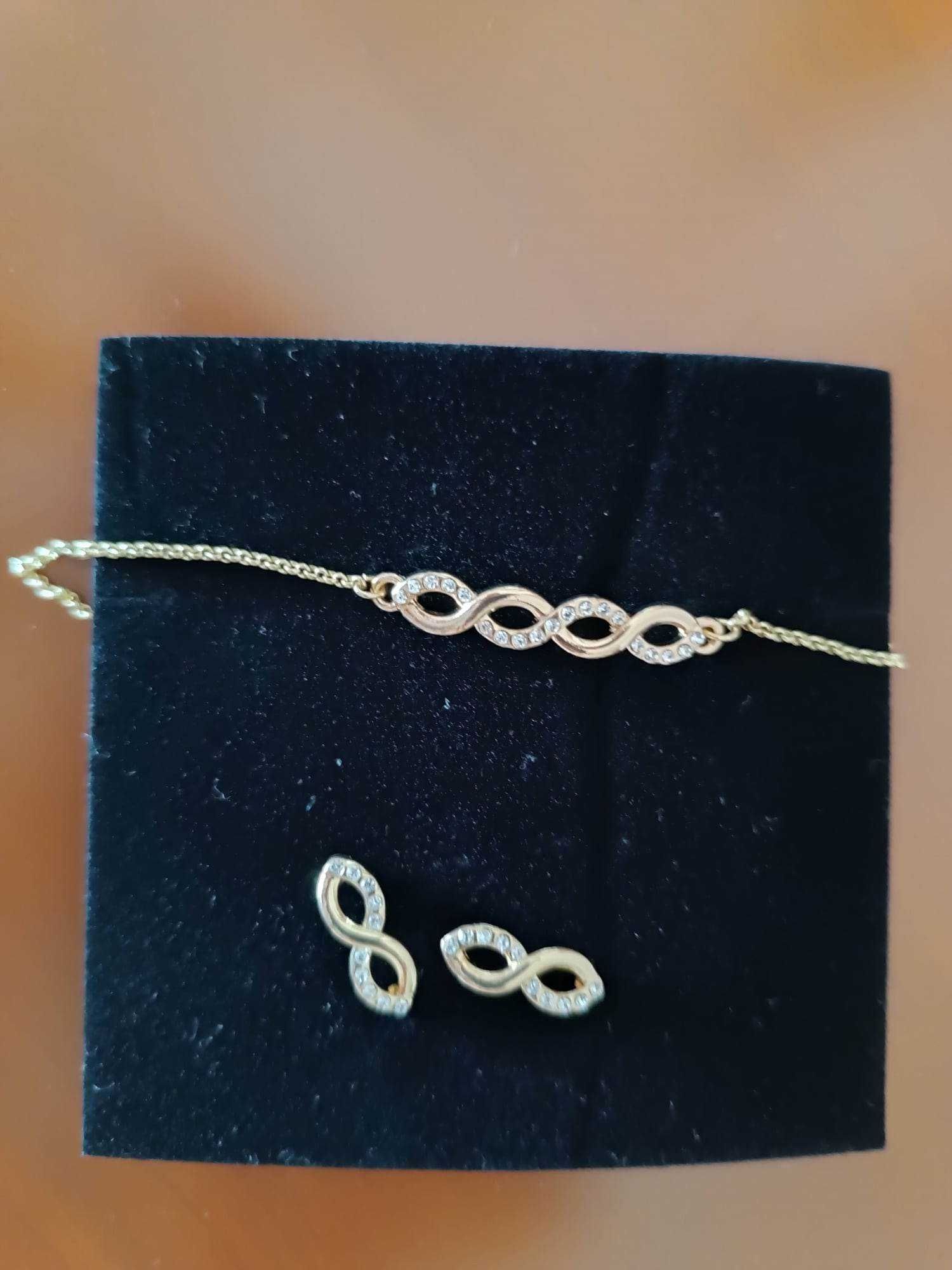 Conjunto Pulseira e brincos muito elegantes