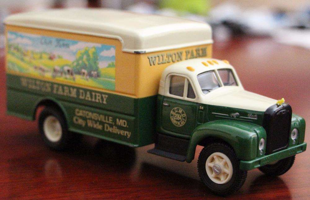 CORGI Classics 1:50 Man Mack B Series Van Wilton Farm