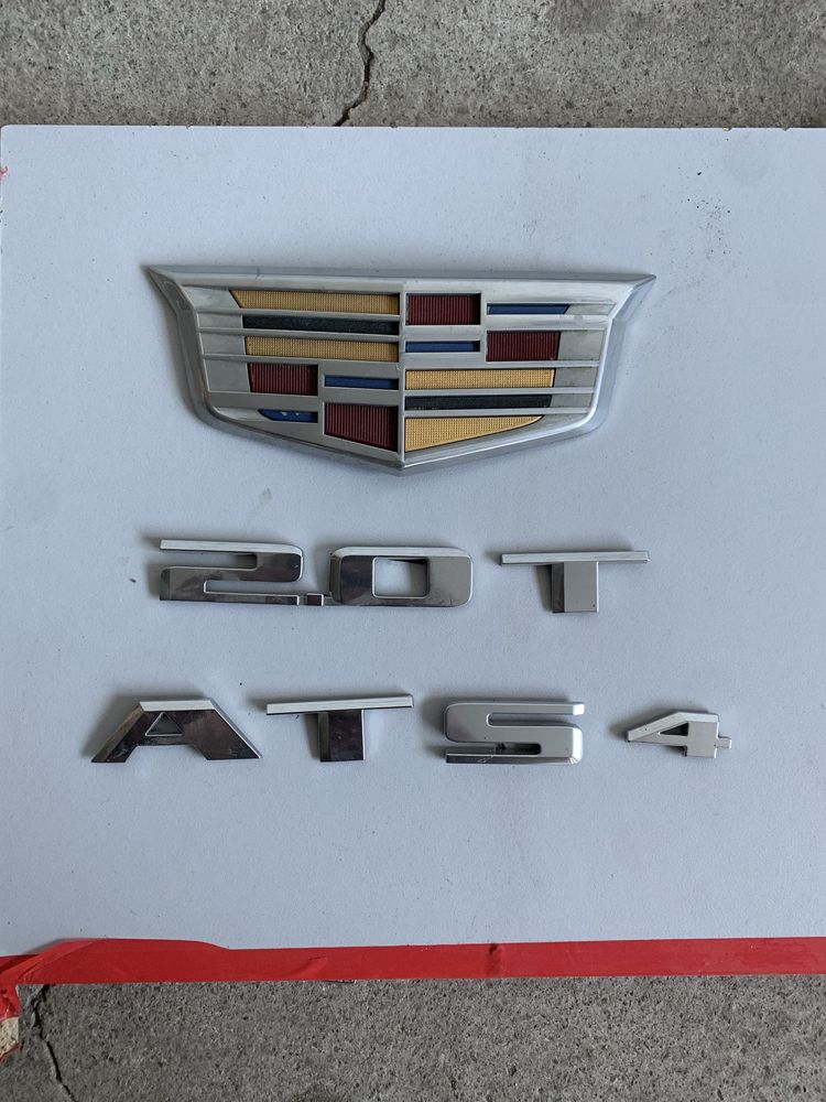 Cadillac ats літери на кришку багажника