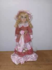 Lalka z porcelany w różowej sukience