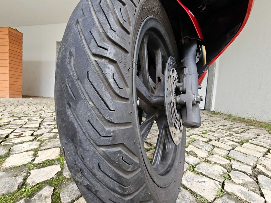 Honda PCX com livro de revisões