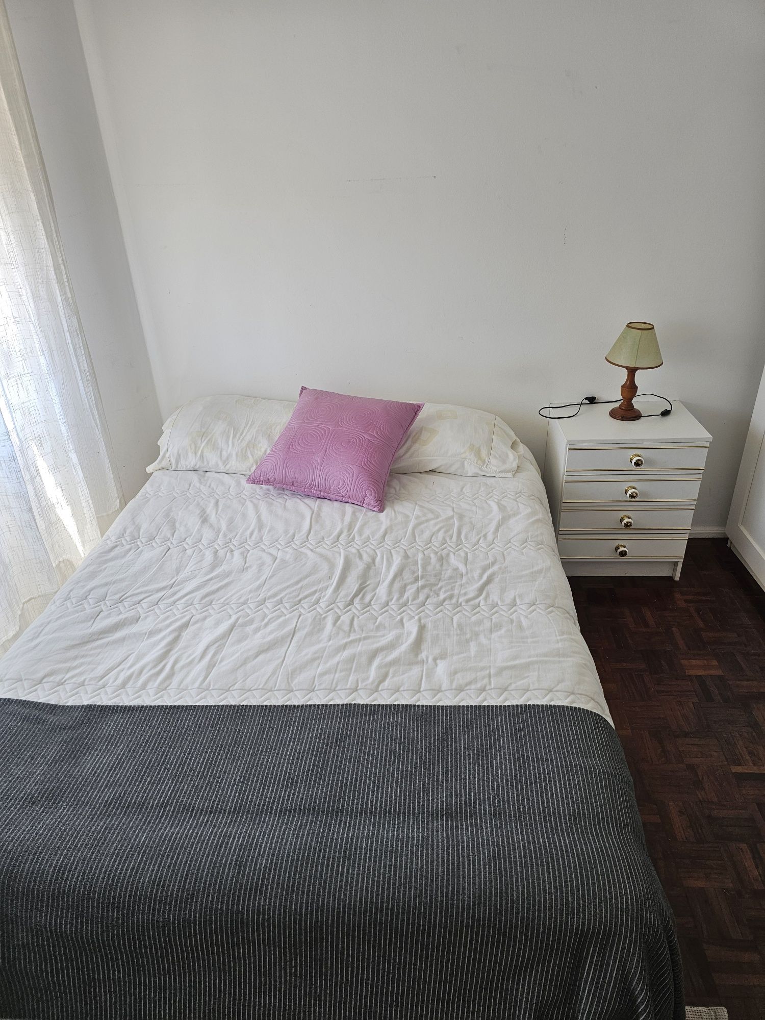 Arrendo quarto para raparigas mobiliado em lugar sossegado.