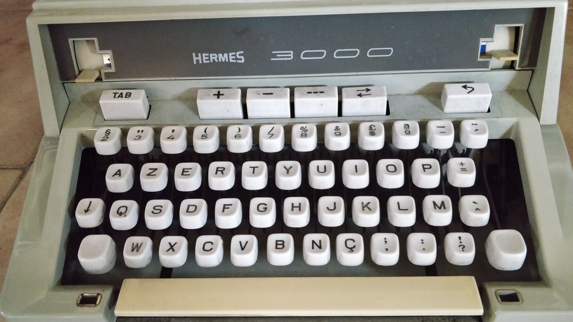 Máquina de escrever HERMES 3000