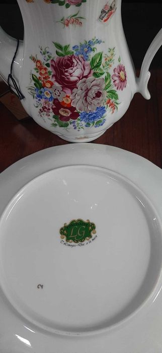 Conjunto de Chaleira com Prato em porcelana de Limoges.